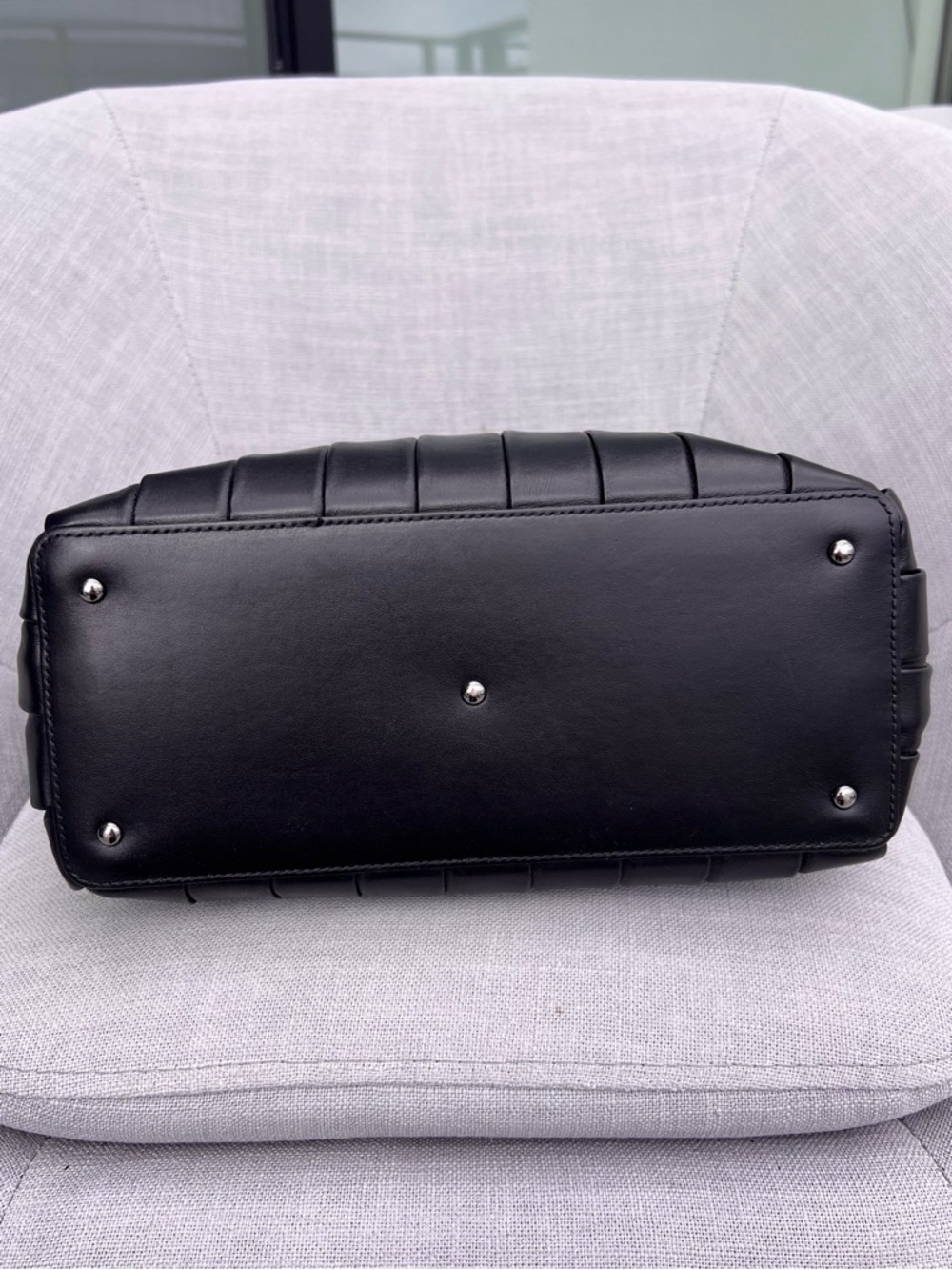 Valentino Garavani Atelier 05 Medium Pleated Black Leather Tote Black - Picture 6 of 11